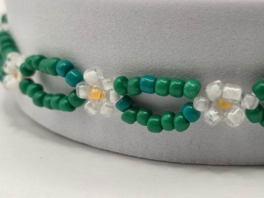 Handmade bracelet with daisy flowers in white and green