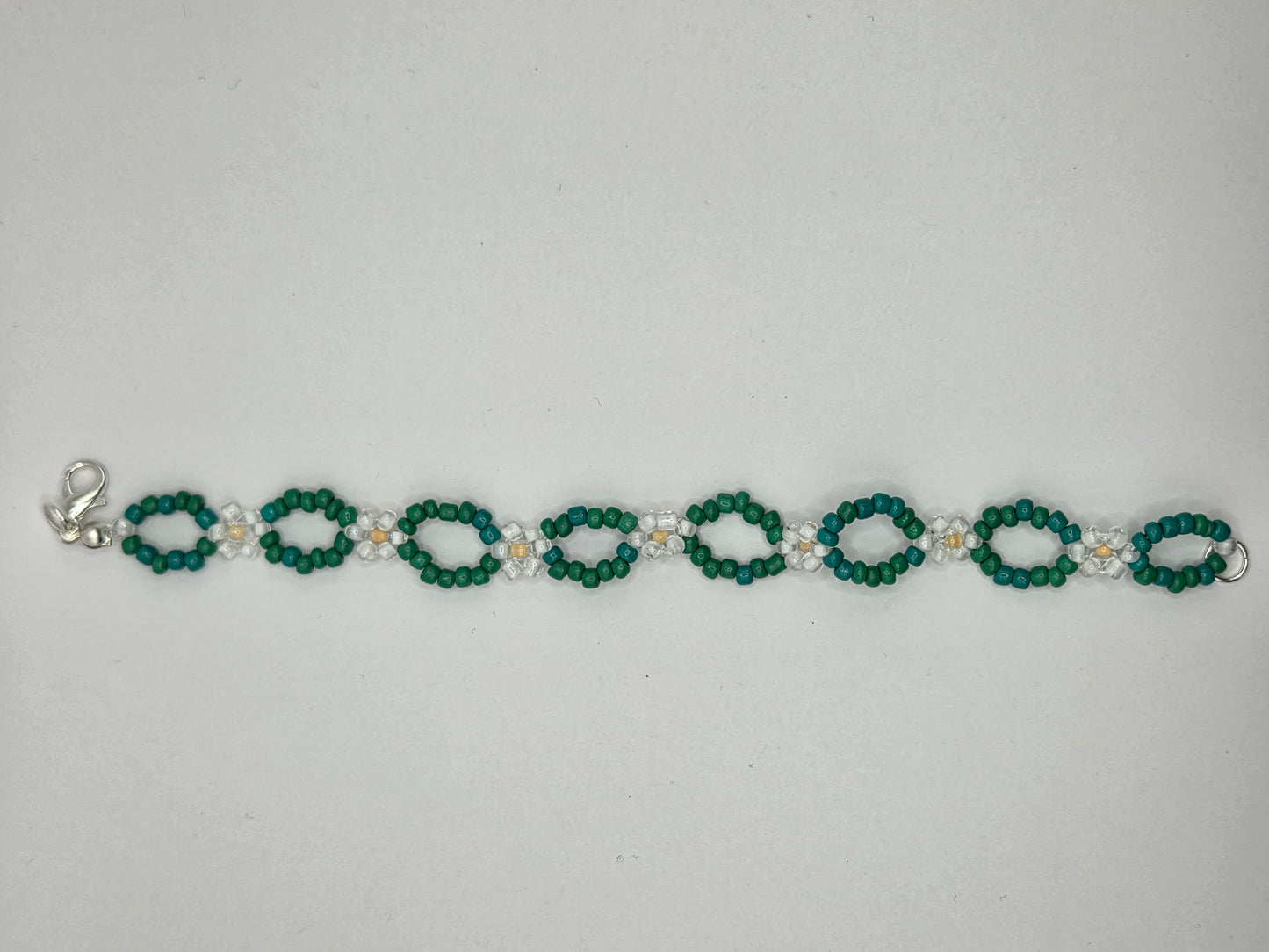 Handmade bracelet with daisy flowers in white and green