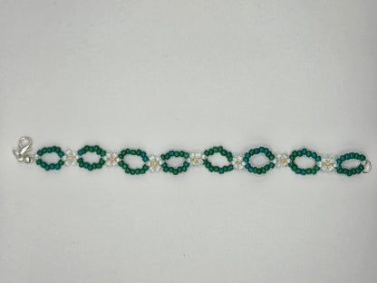Handmade bracelet with daisy flowers in white and green