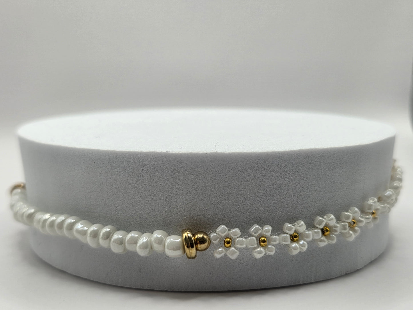 Handgemachtes Armband mit weißen Daisy-Blumen