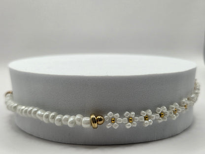 Handgemachtes Armband mit weißen Daisy-Blumen