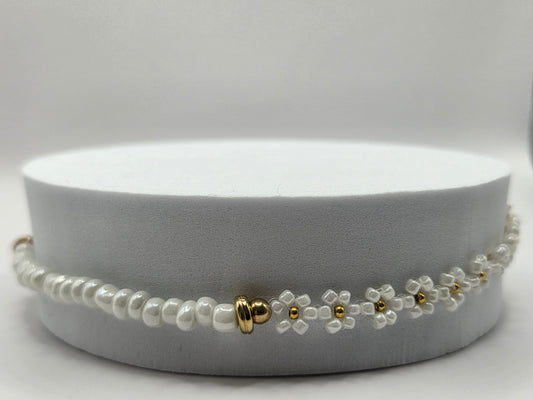 Handmade bracelet with white daisy flowers