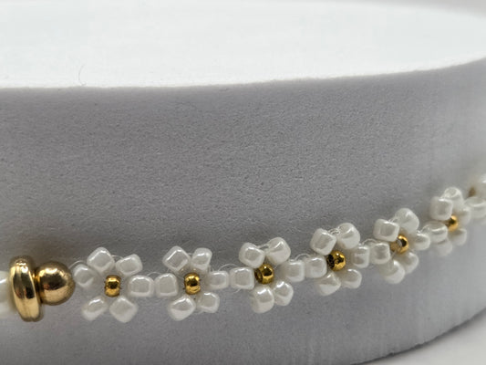 Handmade bracelet with white daisy flowers