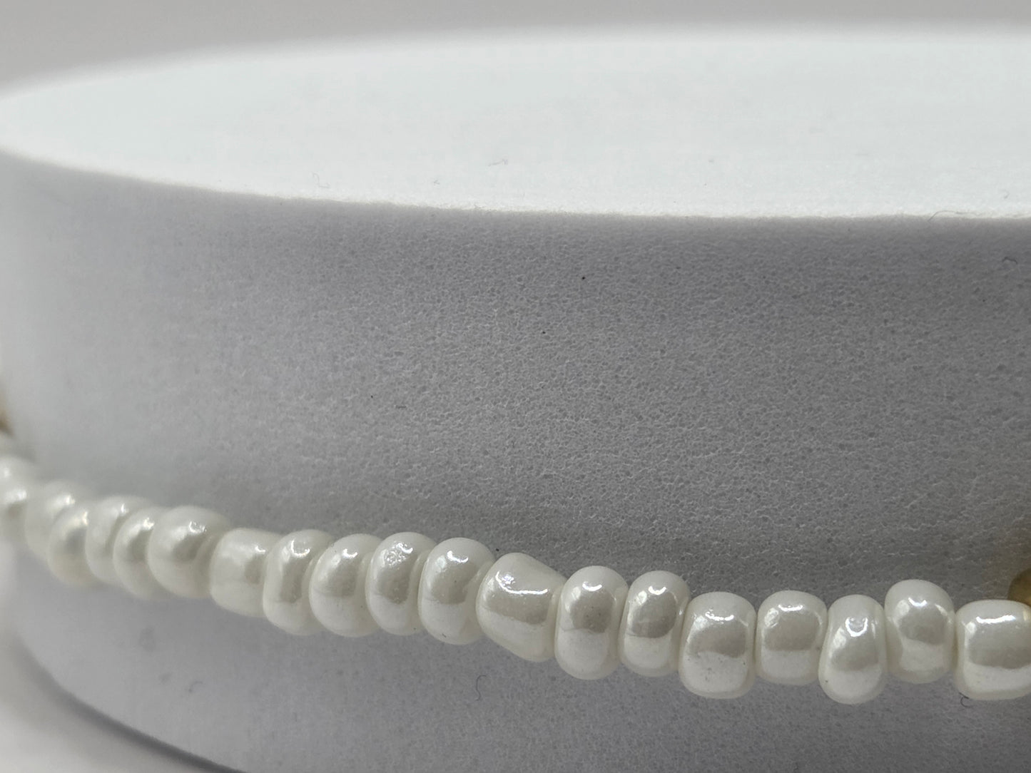 Handgemachtes Armband mit weißen Daisy-Blumen