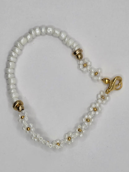 Handgemachtes Armband mit weißen Daisy-Blumen