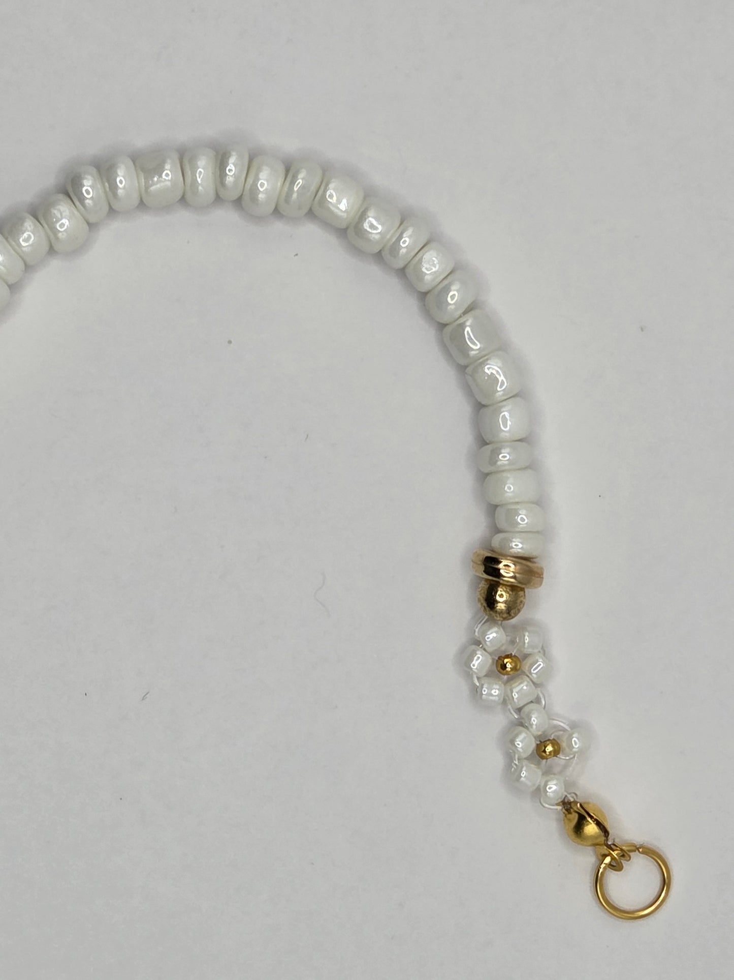 Handgemachtes Armband mit weißen Daisy-Blumen