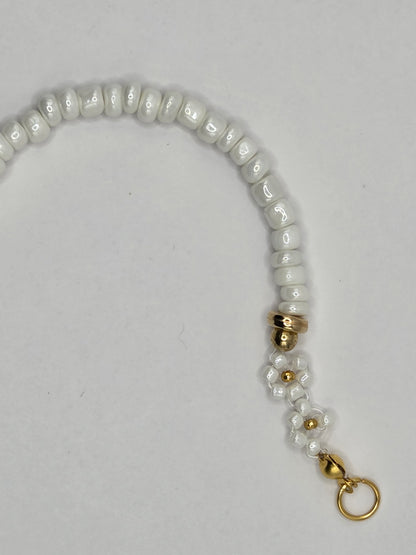 Handgemachtes Armband mit weißen Daisy-Blumen