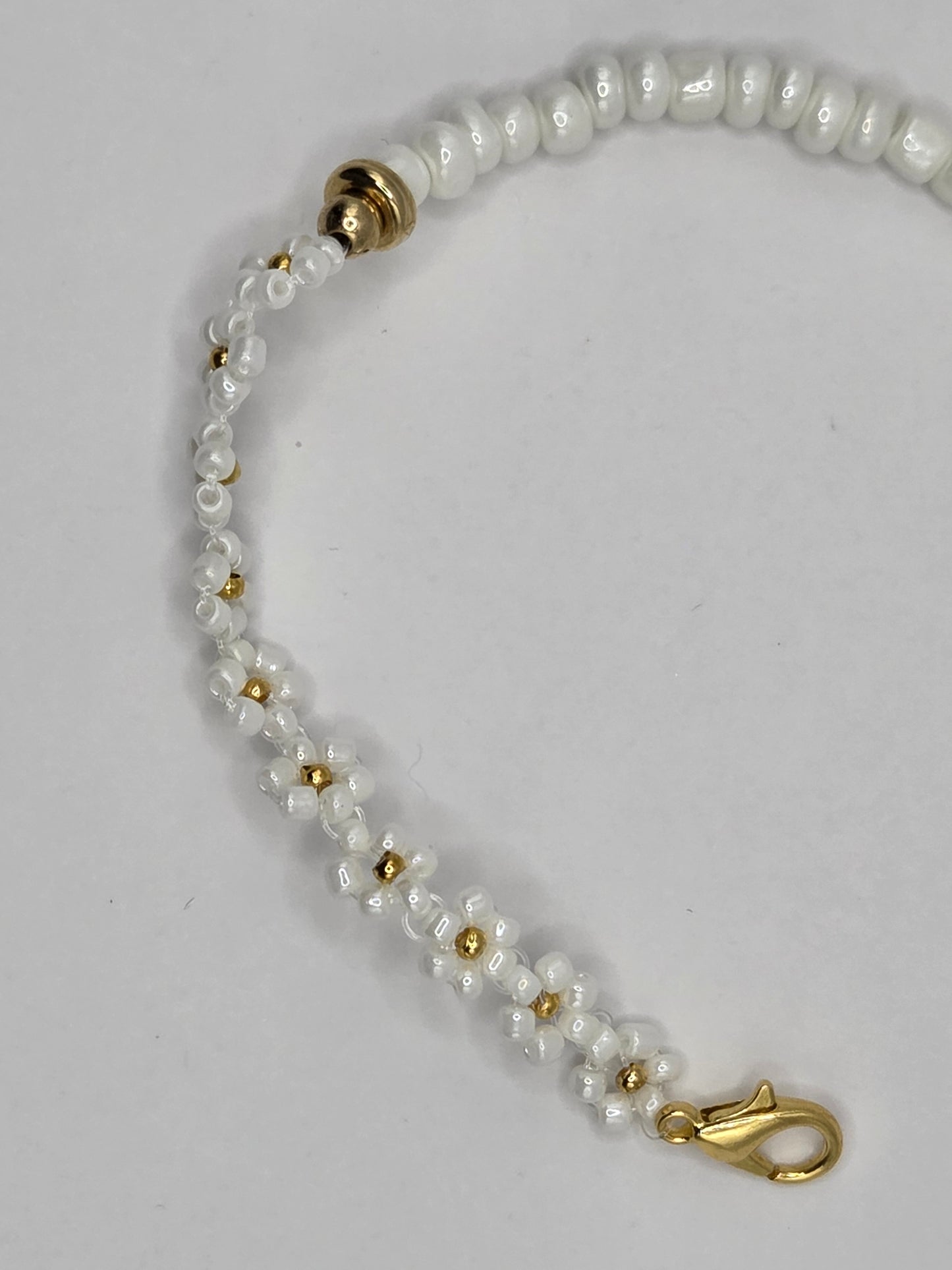 Handgemachtes Armband mit weißen Daisy-Blumen