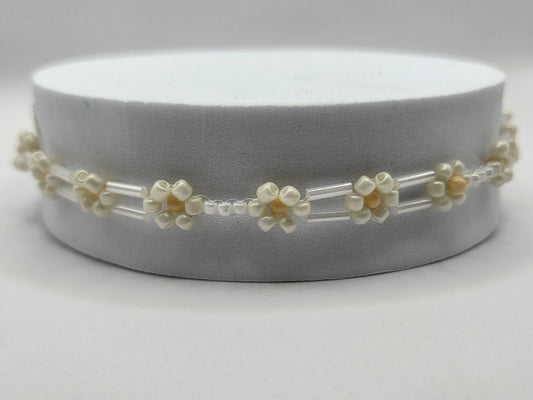 Handmade bracelet with beige daisy flowers