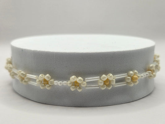 Handmade bracelet with beige daisy flowers