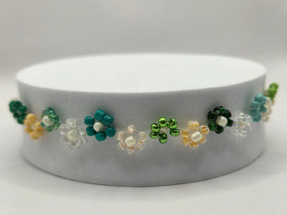 Handmade bracelet with daisy flowers