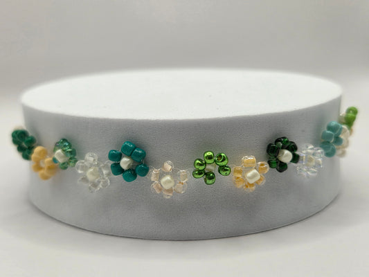 Handmade bracelet with daisy flowers