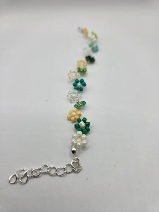 Handmade bracelet with daisy flowers
