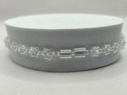 Handmade bracelet in white with daisy flowers