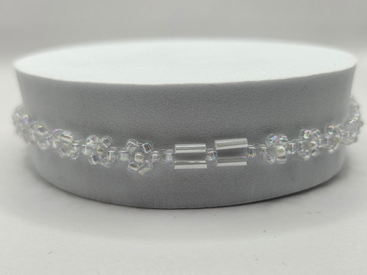 Handmade bracelet in white with daisy flowers