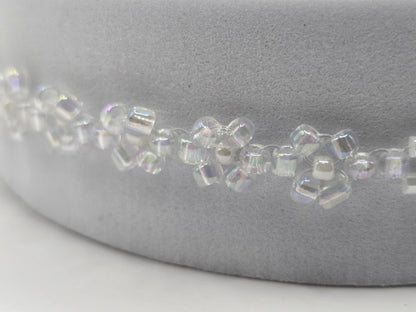 Handmade bracelet in white with daisy flowers