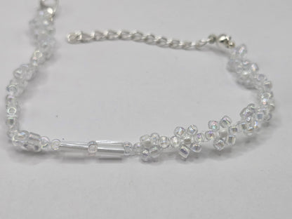Handmade bracelet in white with daisy flowers