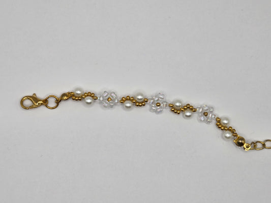 Handmade bracelet in white and gold with daisy flowers and pearls