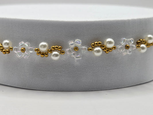 Handmade bracelet in white and gold with daisy flowers and pearls