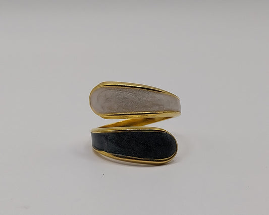 Offener Ring aus Edelstahl: Schwarz und Weiß