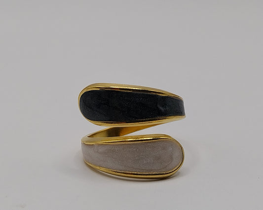 Offener Ring aus Edelstahl: Schwarz und Weiß