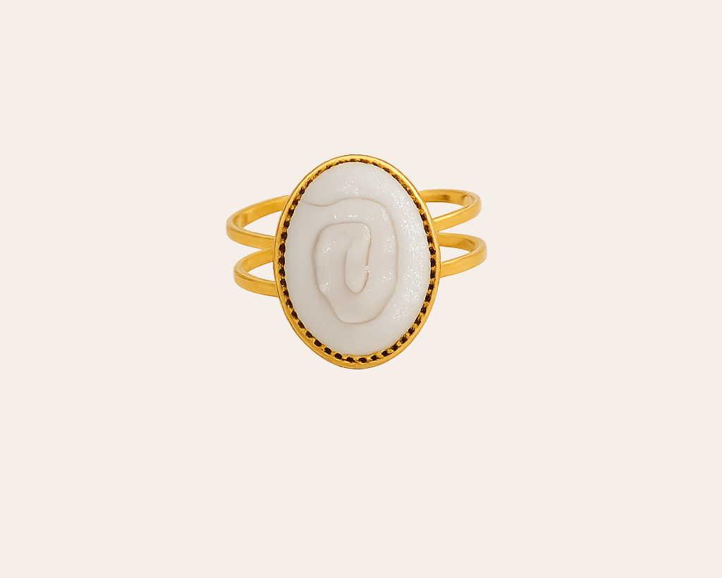 Elegant gold ring with white agate