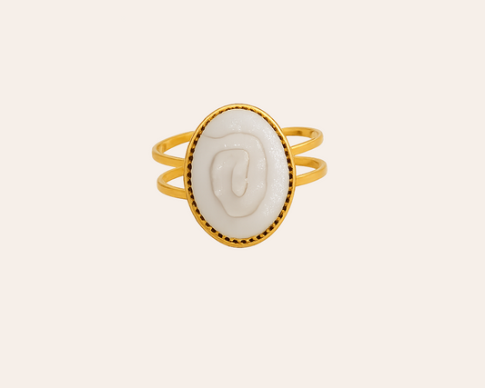 Elegant gold ring with white agate
