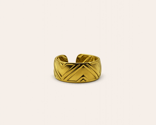 Goldfarbener Verstellbarer Ring mit Gravurdesign