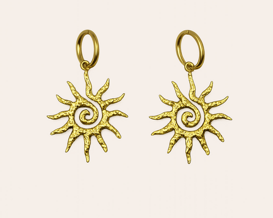 Ohrringe Damen – Sonnenwirbel Kreolen, Goldfarben & Elegant
