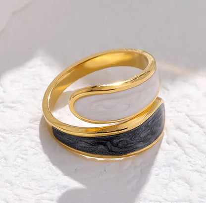 Offener Ring aus Edelstahl: Schwarz und Weiß