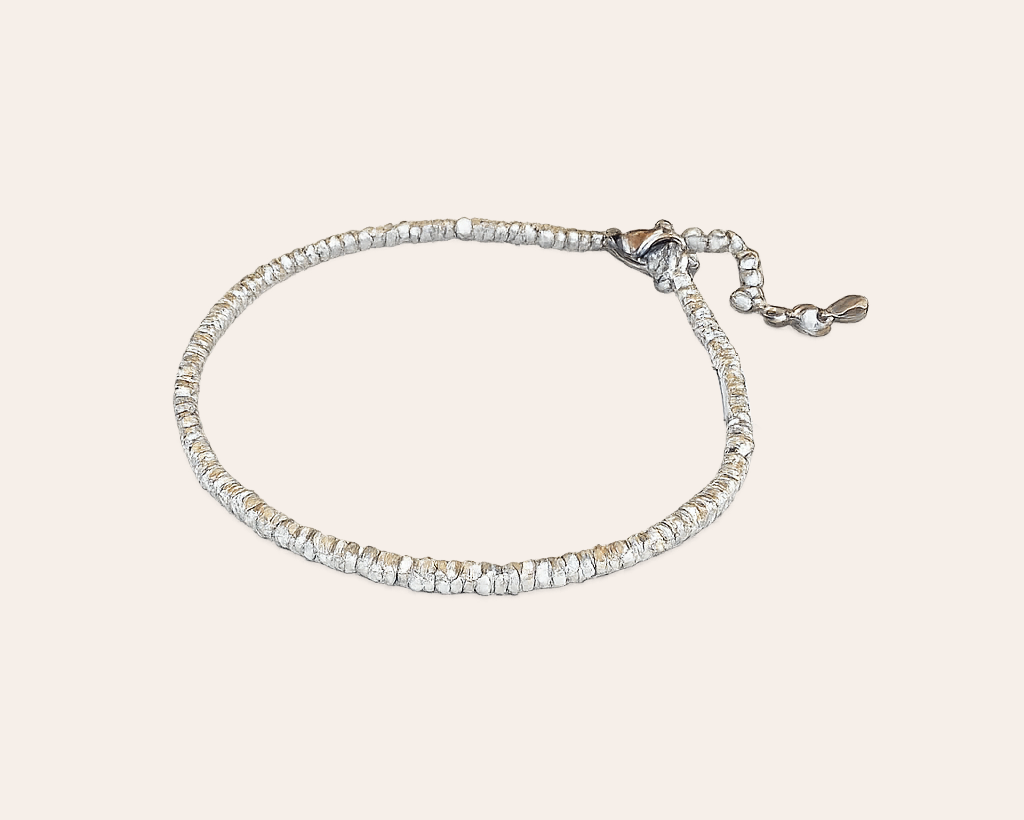 Silberfarbenes Perlenarmband