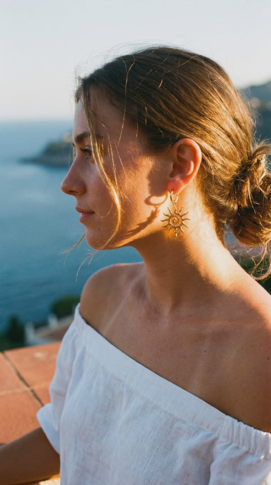Ohrringe Damen – Sonnenwirbel Kreolen, Goldfarben & Elegant