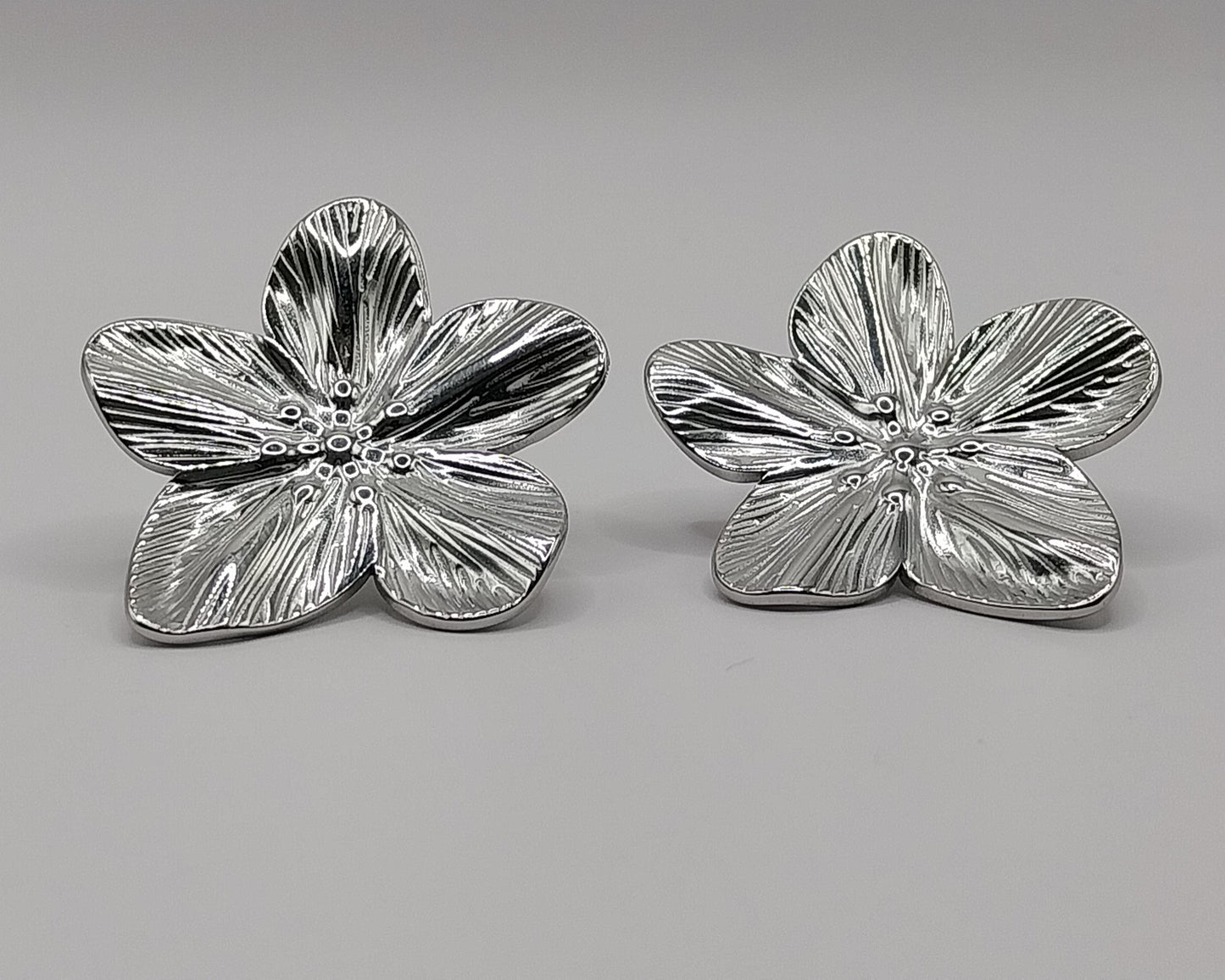 Ohrringe aus Edelstahl: Blume