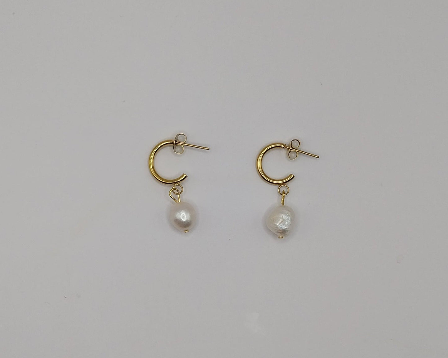 Perlen Ohrringe Gold Damen – Elegante Tropfenohrringe mit unregelmäßiger Perle | Edelstahl/Titan