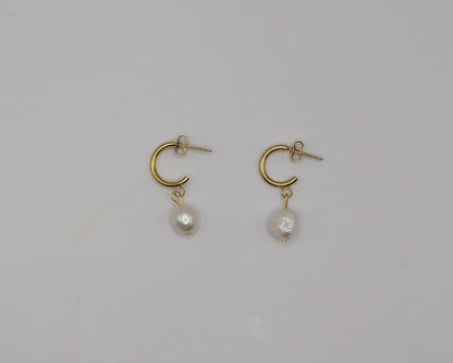 Perlen Ohrringe Gold Damen – Elegante Tropfenohrringe mit unregelmäßiger Perle | Edelstahl/Titan