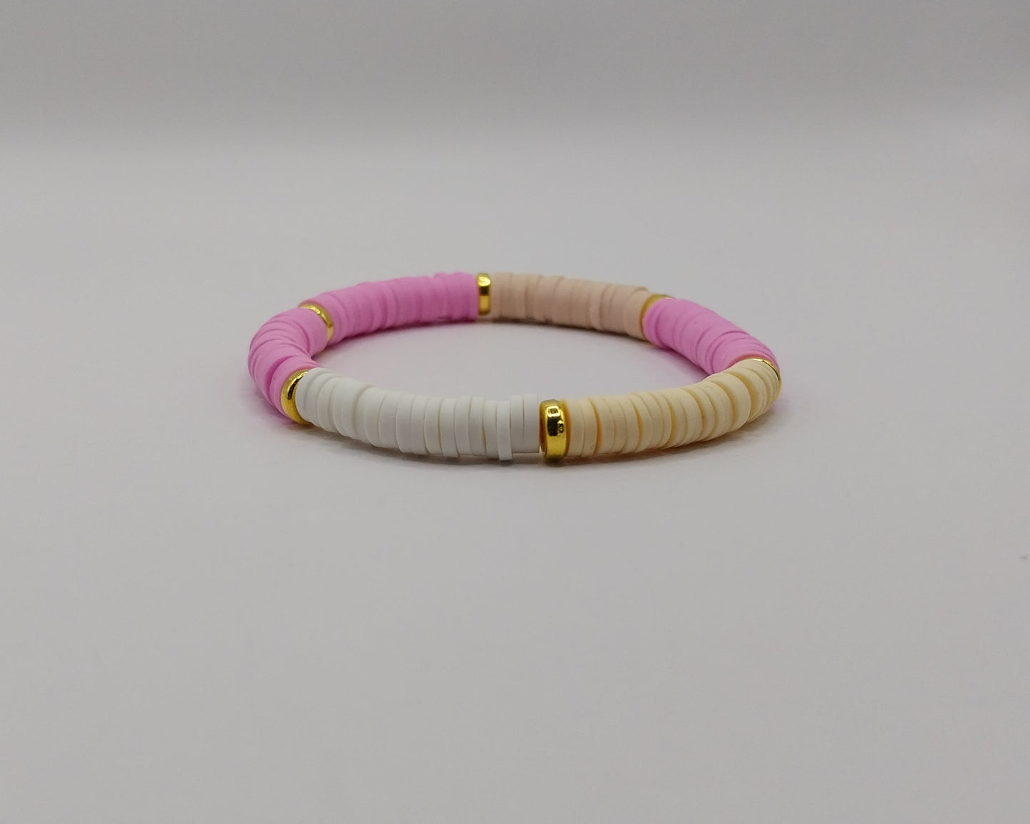 💜 Handgemachtes Armband – Lila, Weiß &amp; Beige mit goldfarbenen Details 💜