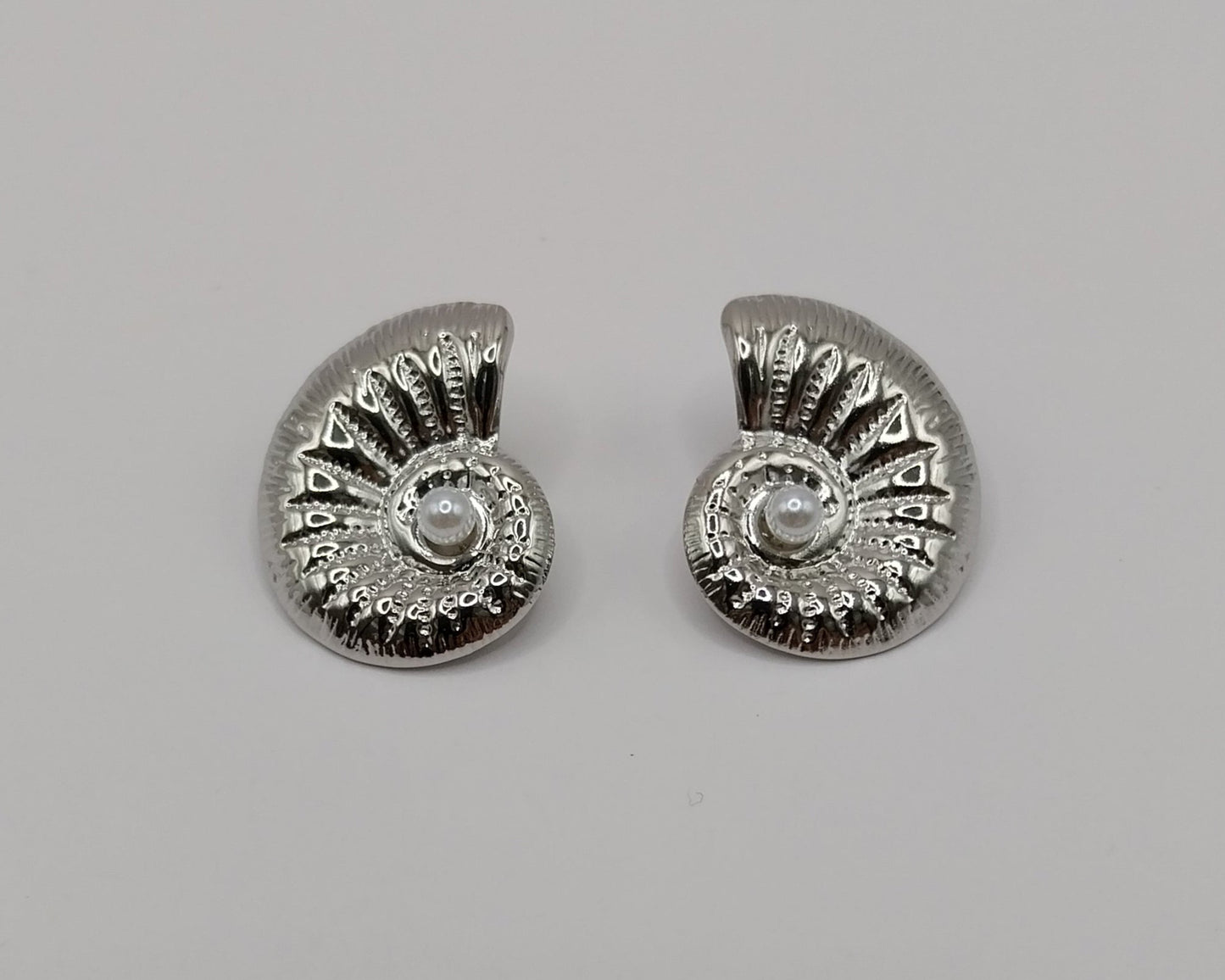 Moderne Edelstahl-Ohrringe im Muschel-Design – Silberfarben