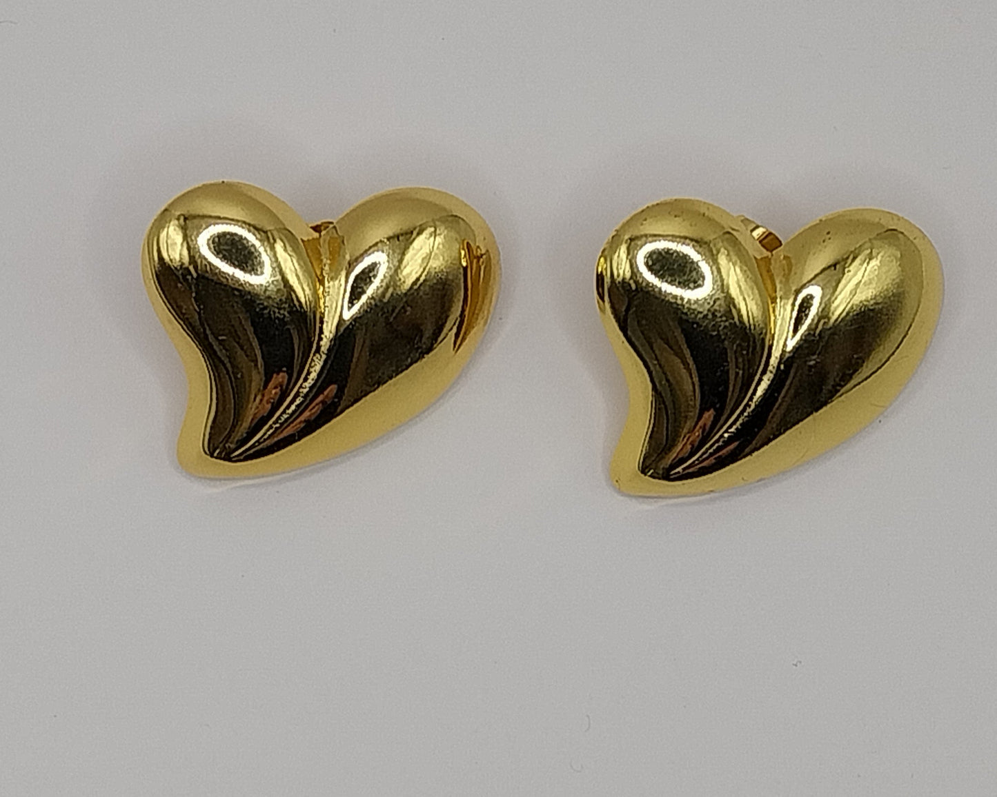 Damen Ohrringe aus Edelstahl – Goldfarbenes Herz Design, wasserfest & langlebig
