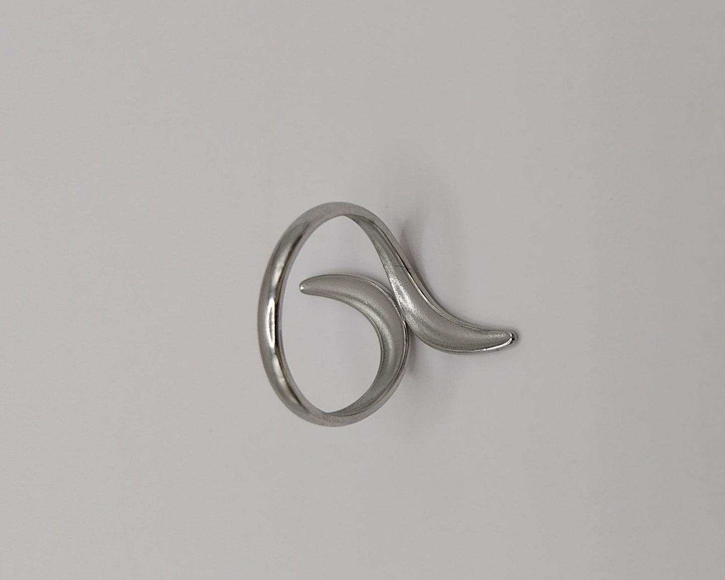 Damenring aus Edelstahl mit elegantem geometrischem Muster