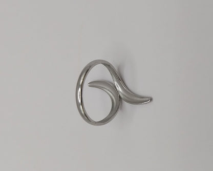 Damenring aus Edelstahl mit elegantem geometrischem Muster