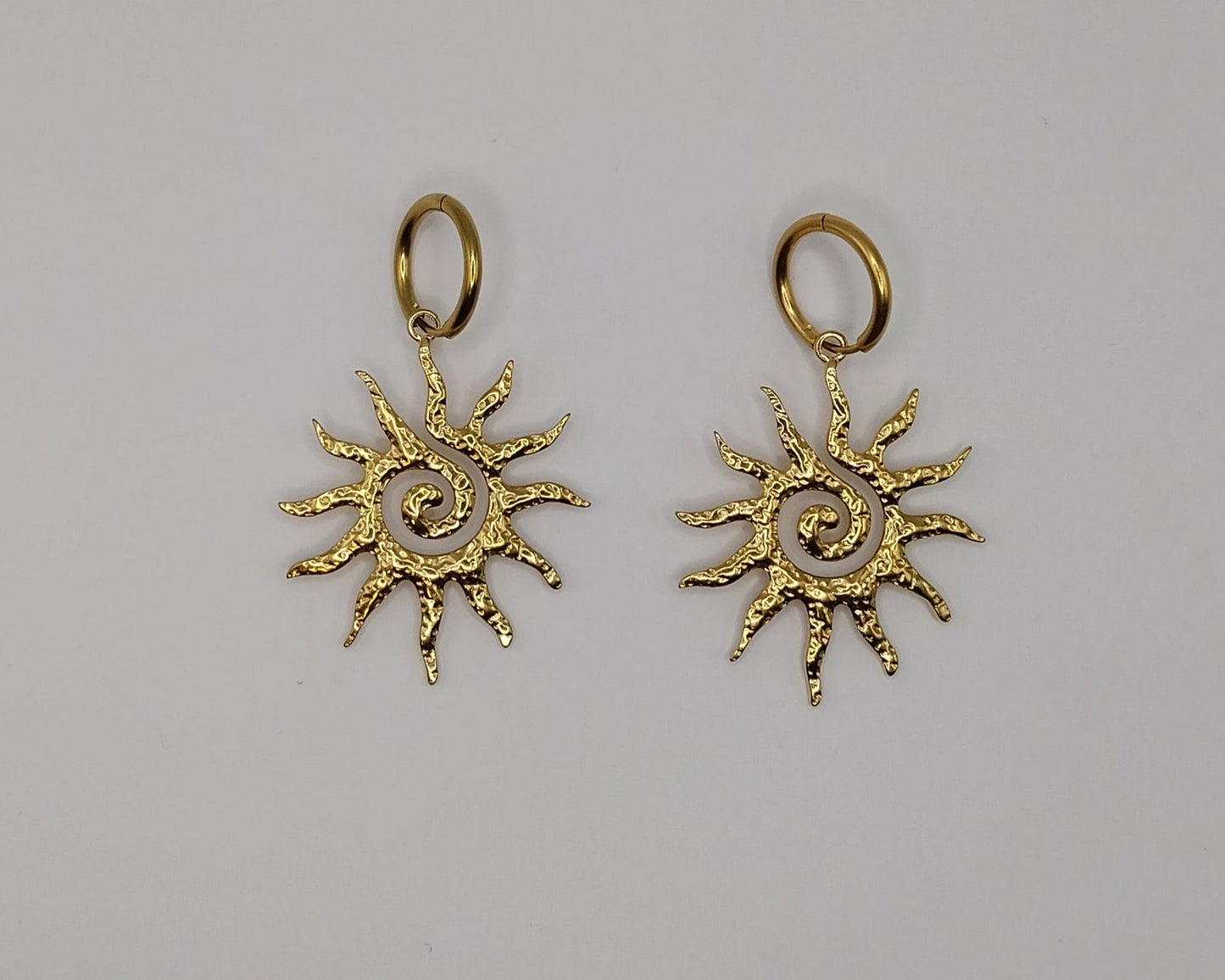 Ohrringe Damen – Sonnenwirbel Kreolen, Goldfarben & Elegant