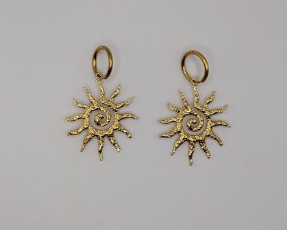 Ohrringe Damen – Sonnenwirbel Kreolen, Goldfarben & Elegant