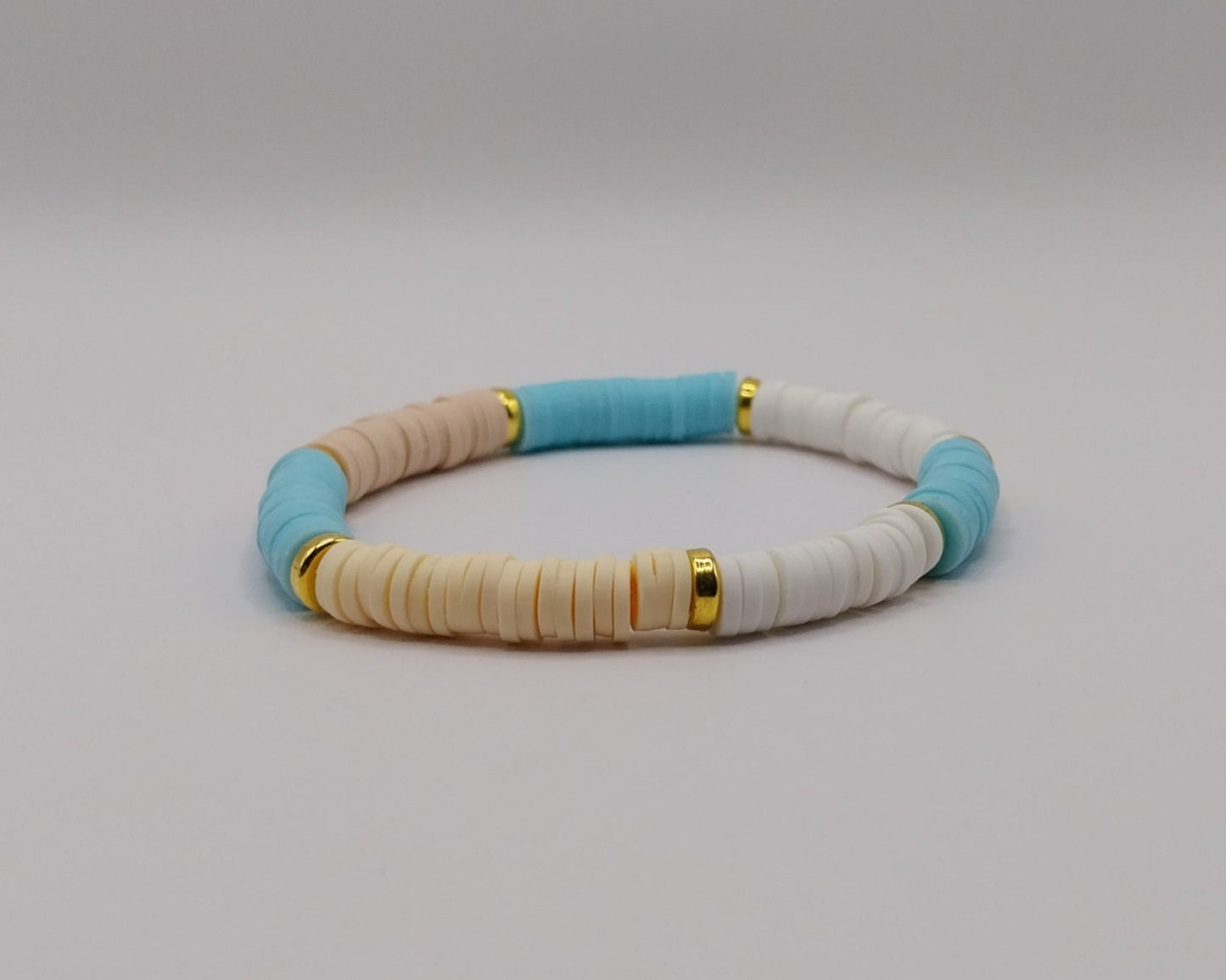 🌊 Handgemachtes Armband – Türkis, Weiß &amp; Beige mit Goldakzenten 🌊