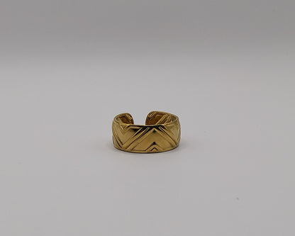 Goldfarbener Verstellbarer Ring mit Gravurdesign