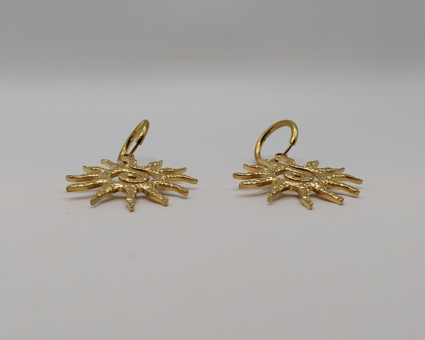Ohrringe Damen – Sonnenwirbel Kreolen, Goldfarben & Elegant