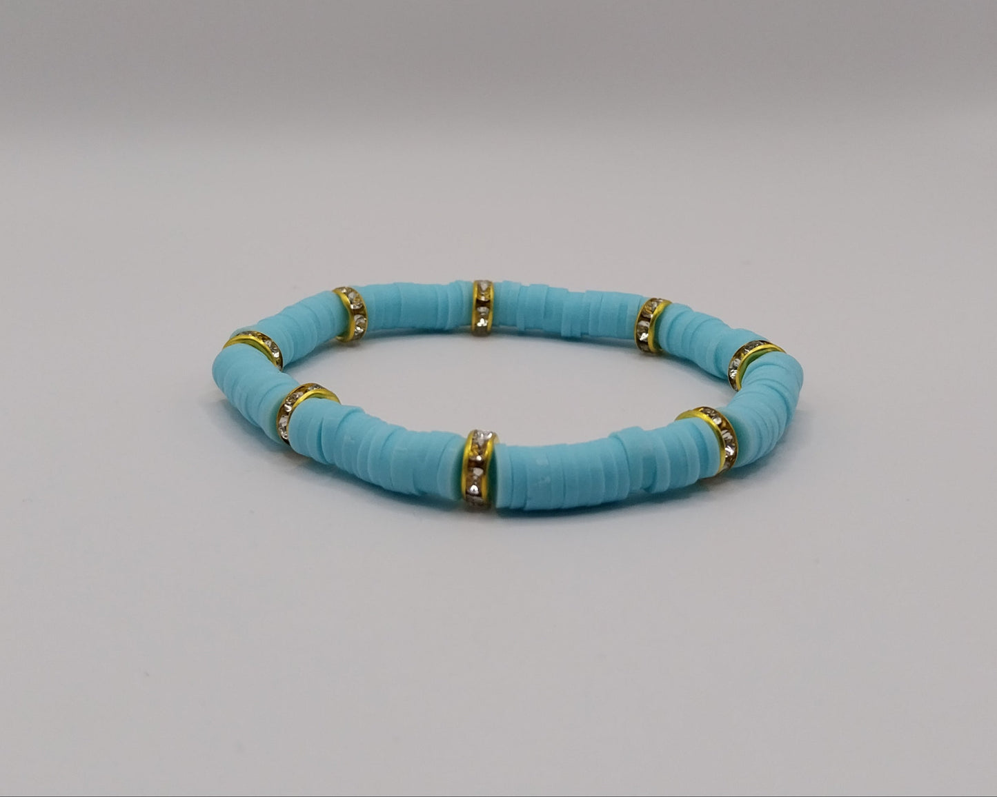 🌊 Handgemachtes Armband – Türkis mit goldfarbenen Details 🌊