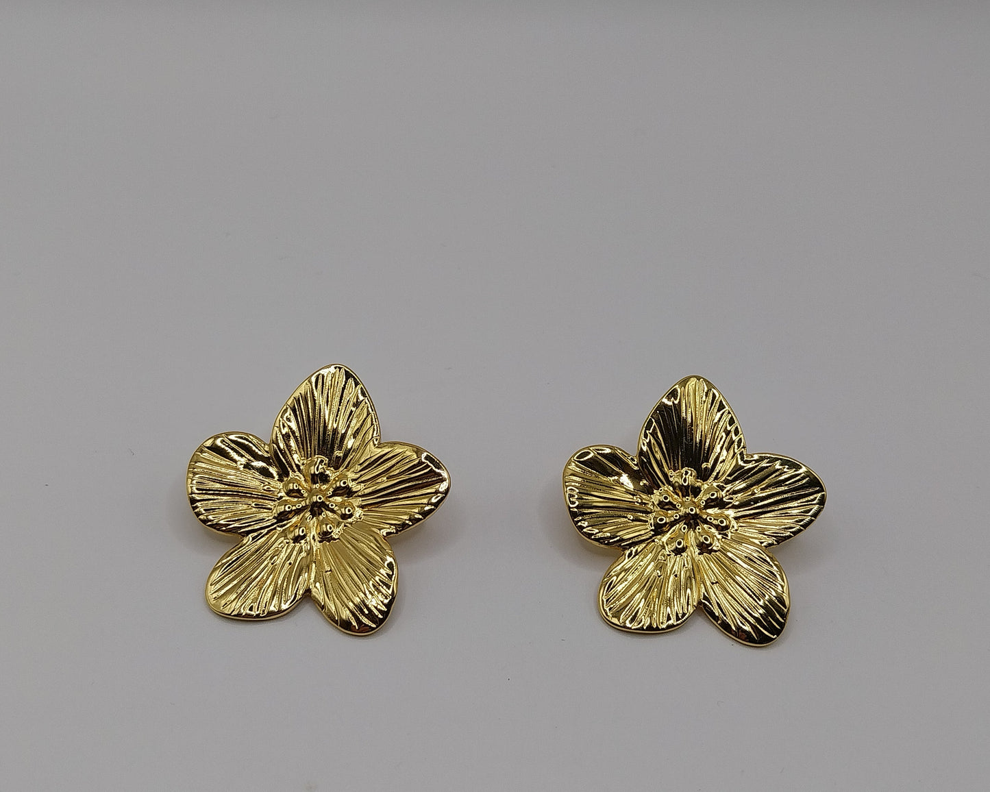 Damen Ohrringe aus Edelstahl – Goldfarbenes Blumen Design, wasserfest & langlebig