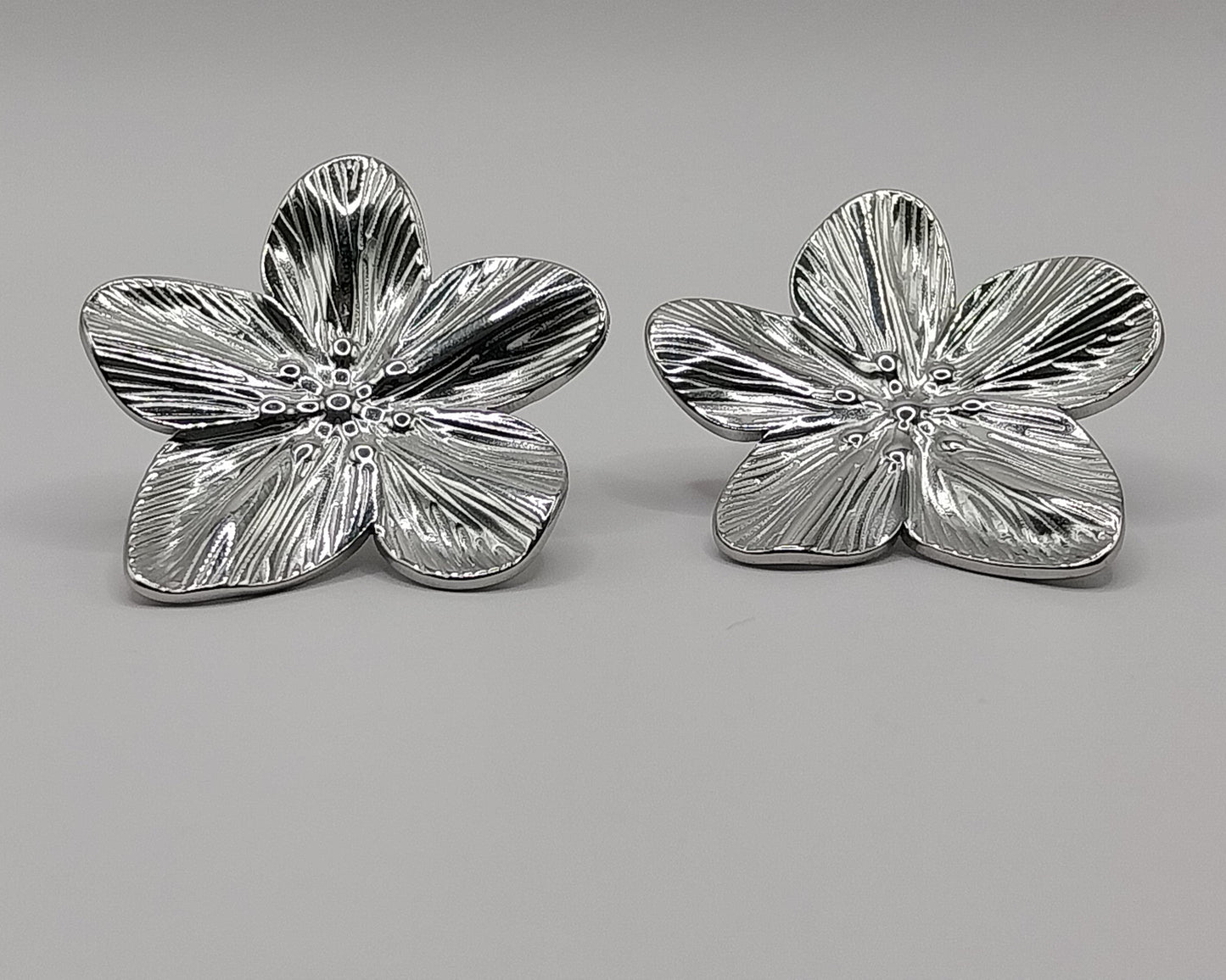 Ohrringe aus Edelstahl: Blume