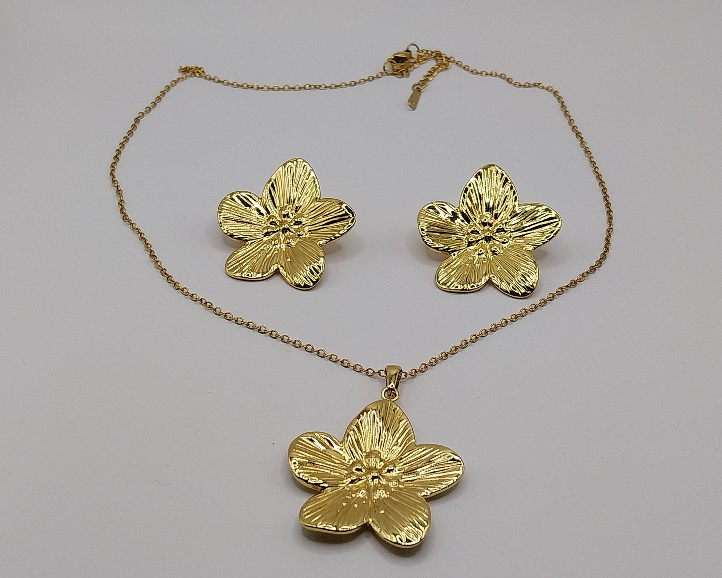 Damen Halskette aus Edelstahl – Goldfarbenes Blumen Design, wasserfest & langlebig