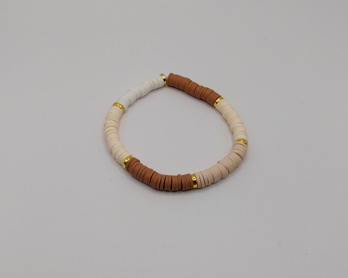 ✨ Handgemachtes Armband – Braun, Beige, Weiß &amp; goldfarbene Akzente ✨